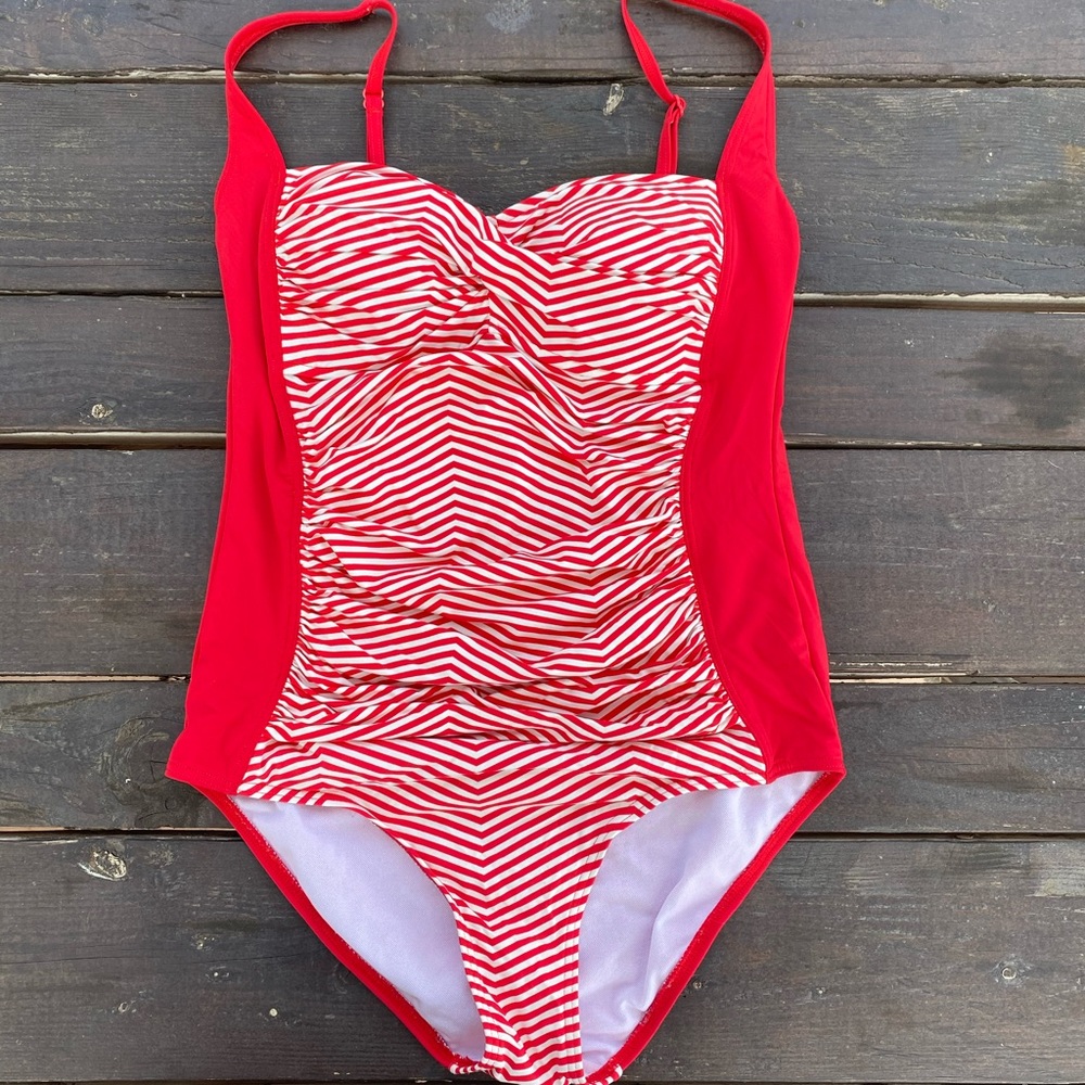 Flirty cute 50s inspired swim suit
